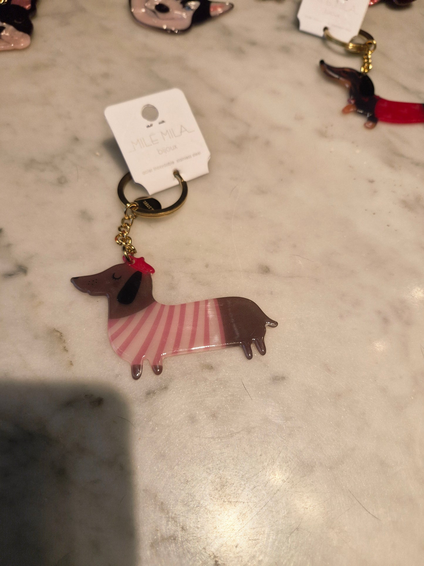 Acryl sleutelhanger teckel Parisienne roze met gestreepte trui en rode baret