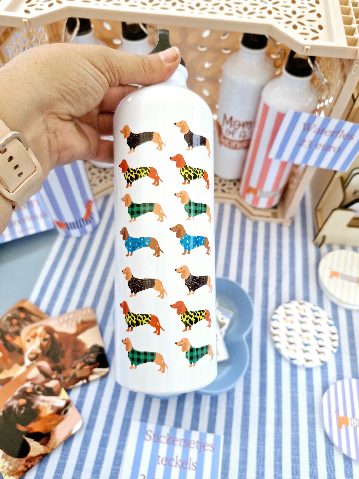 waterfles met verschillende teckels op