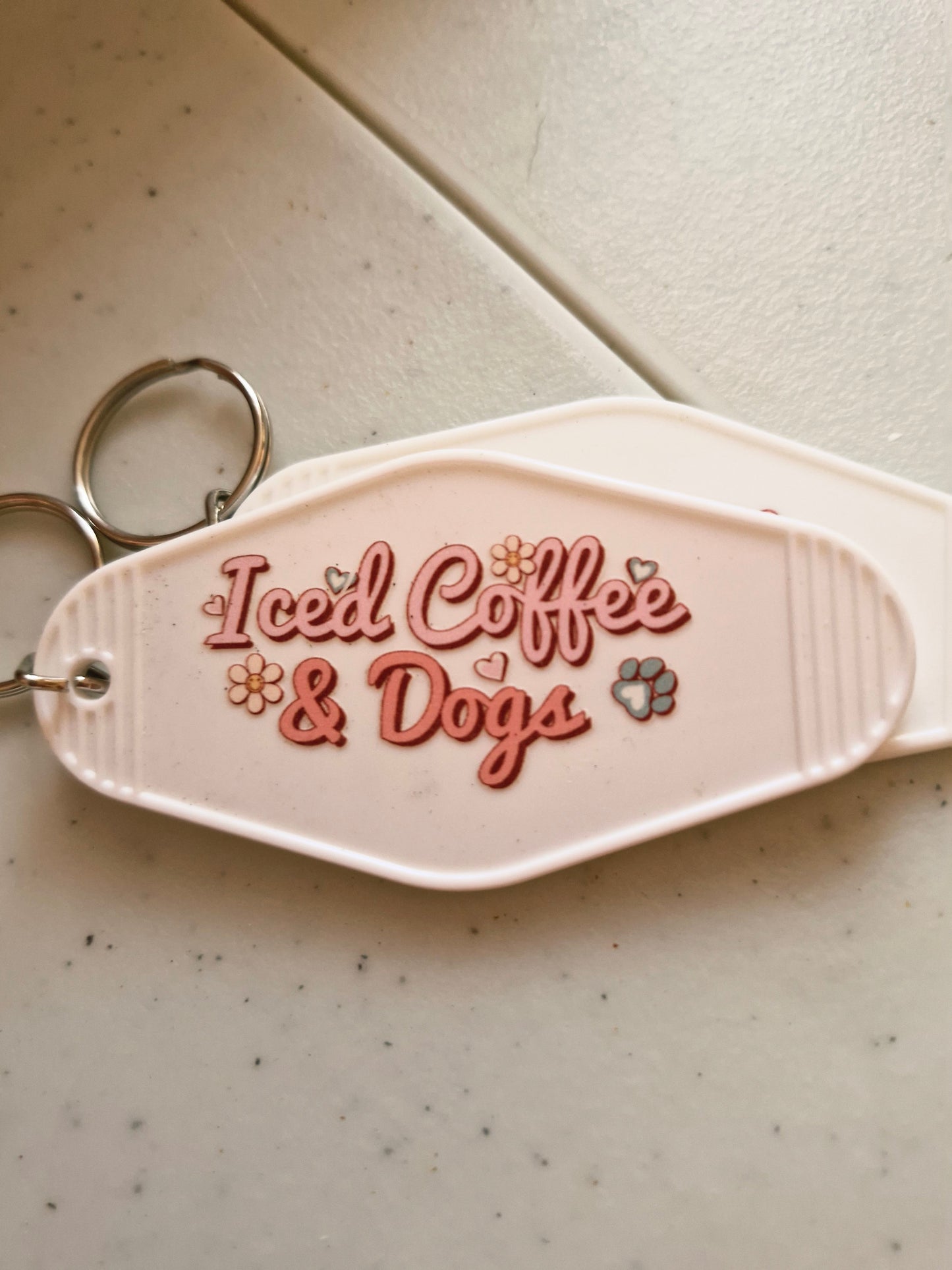 Iced Coffee & Dogs Sleutelhanger - Cadeau voor Hondenliefhebbers