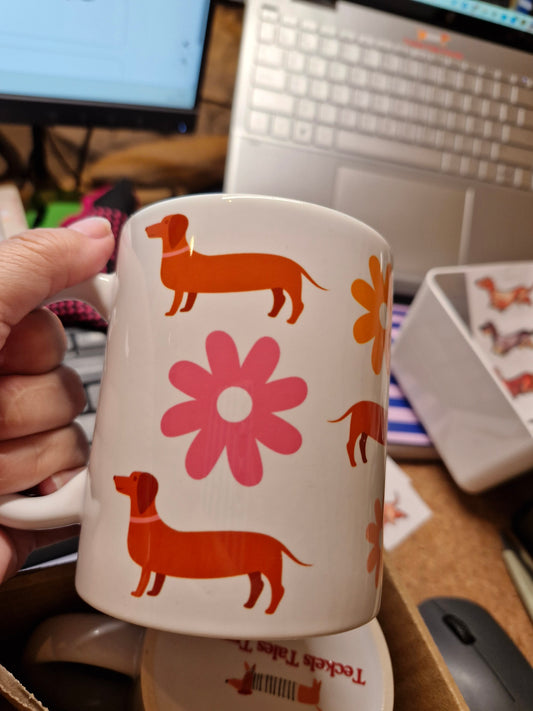 Mok bruine Teckels met roze en oranje bloemen