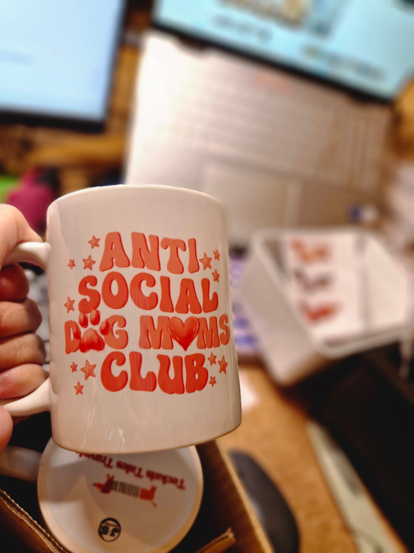 mok anti social dog moms club in het atelier getrokken