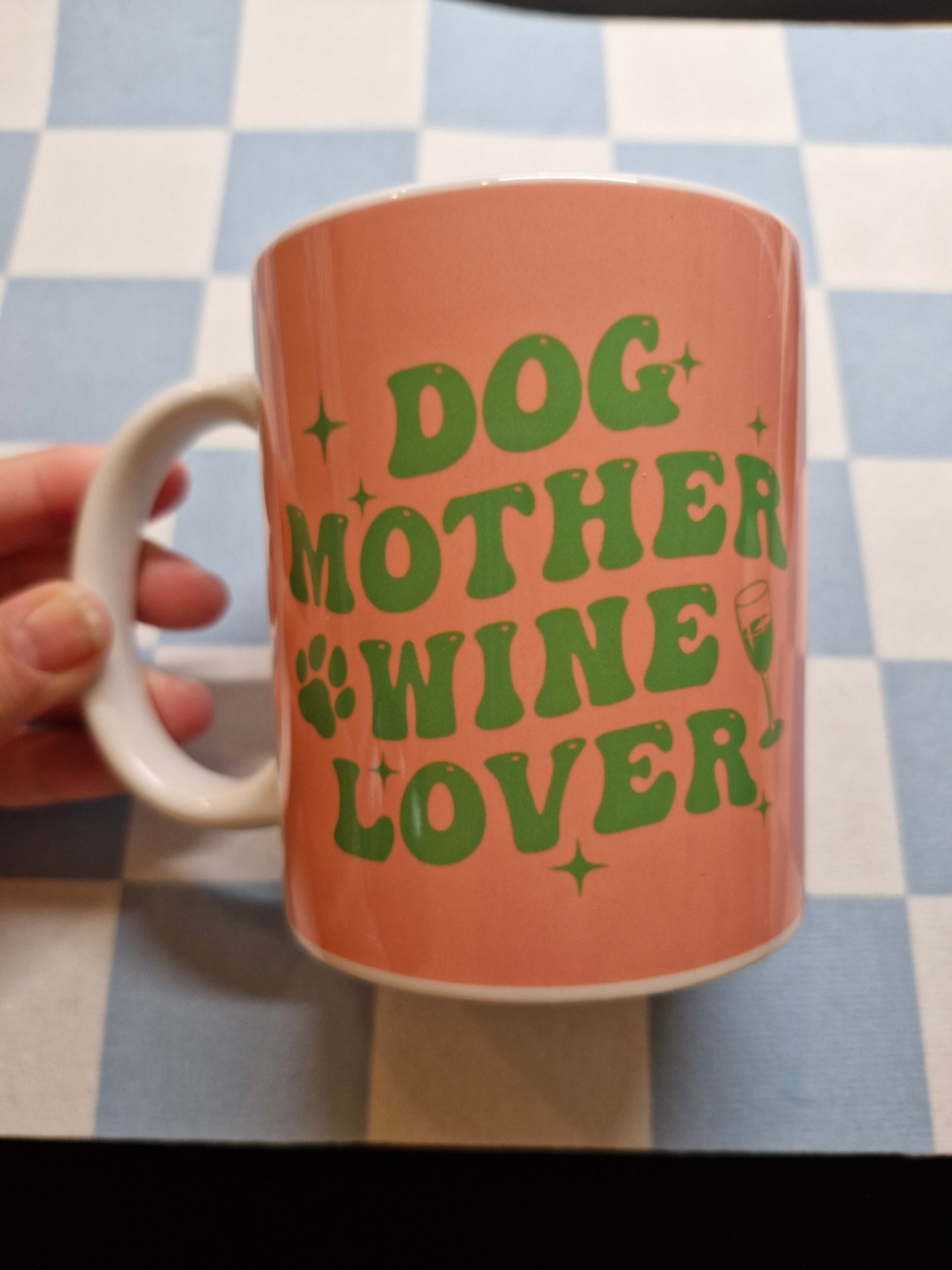 Dog Mother Wine Lover mok 11oz zalmroze met groene retro tekst