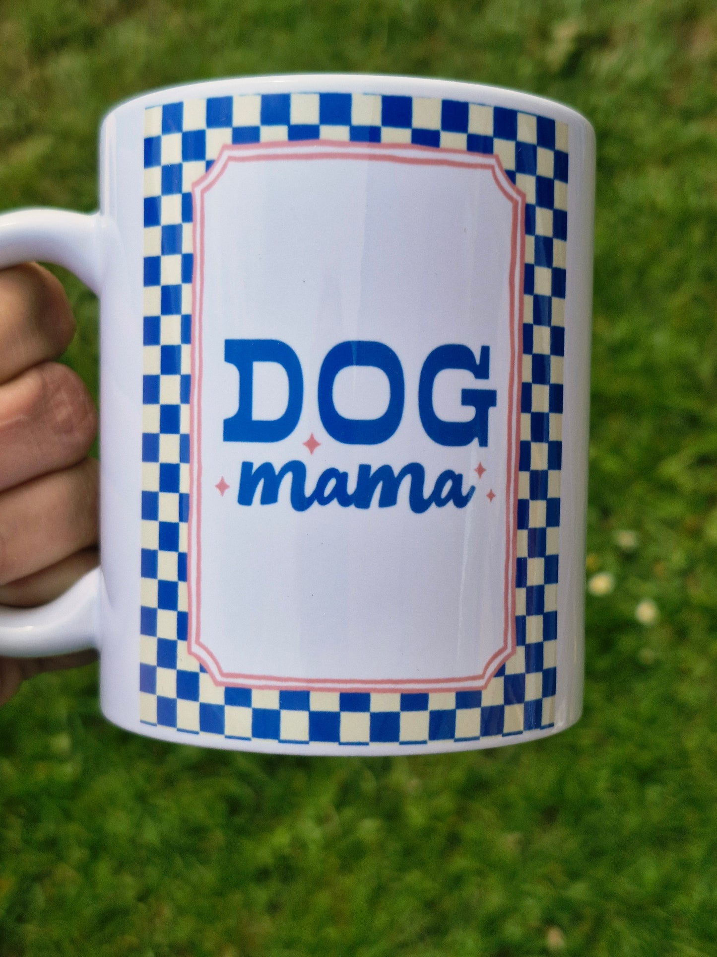 Dog Mama keramische mok 11oz – blauwe tekst met roze kader en blauw ruitjespatroon – cadeau hondenmama