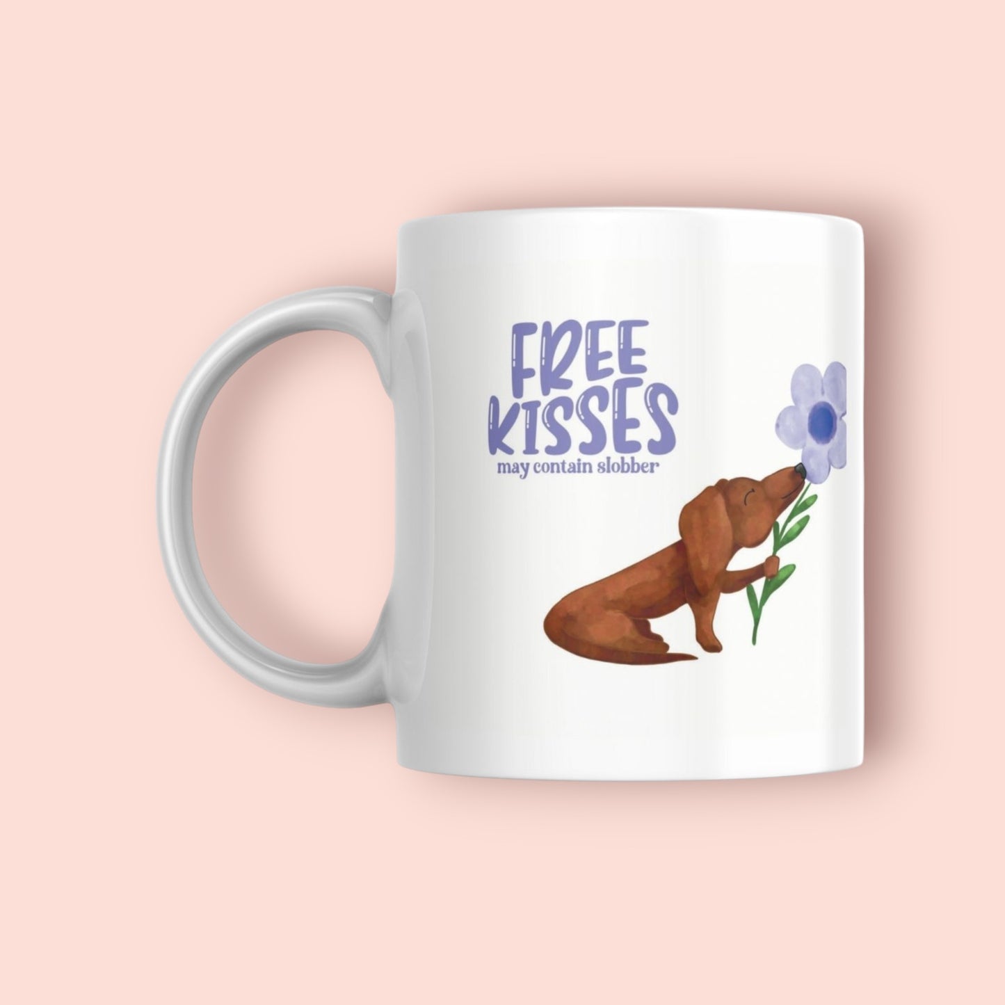 Mok met lila tekst “free kisses may contain slobber” met een bruine teckel op die een lila bloem vast heeft