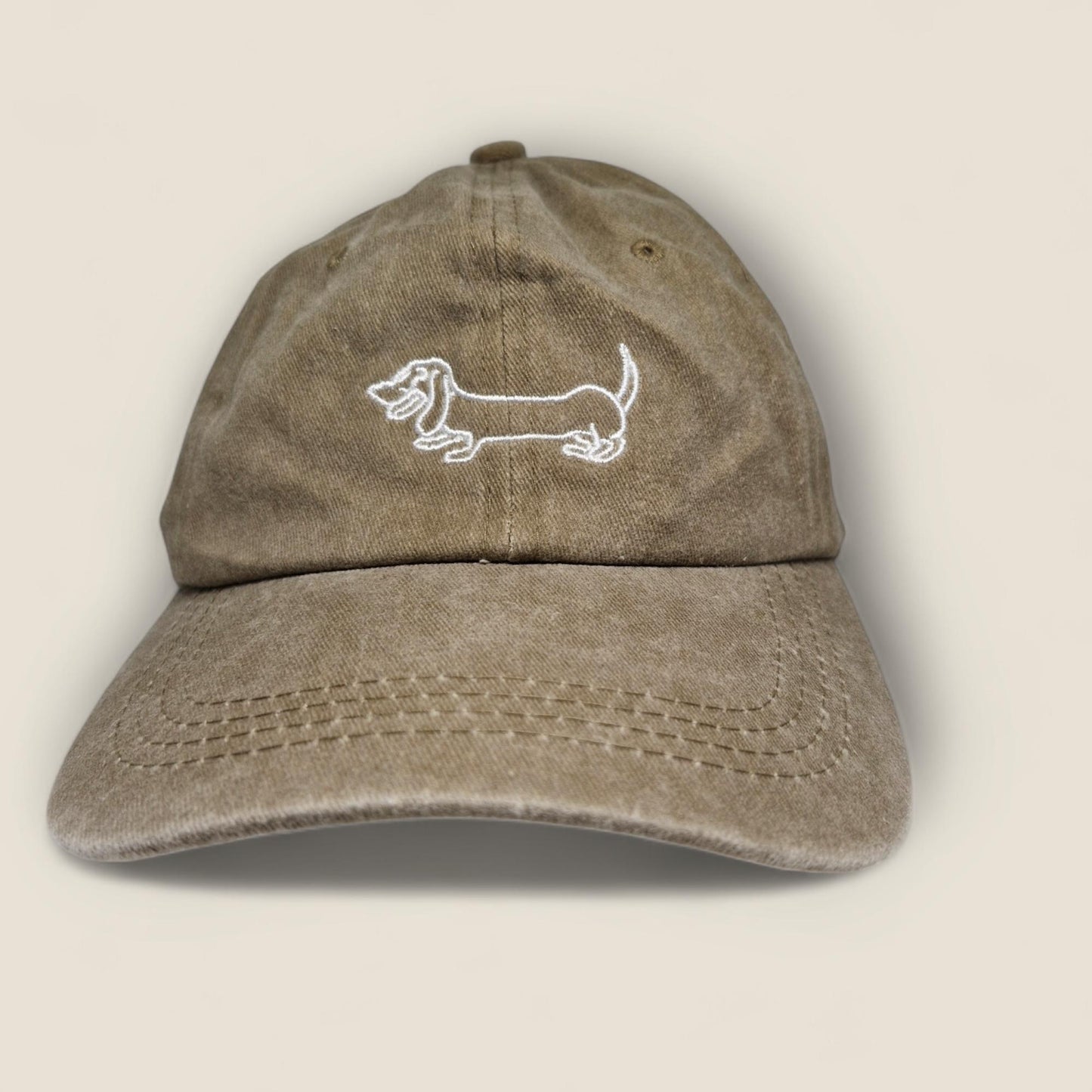 Beige pet met geborduurde teckel