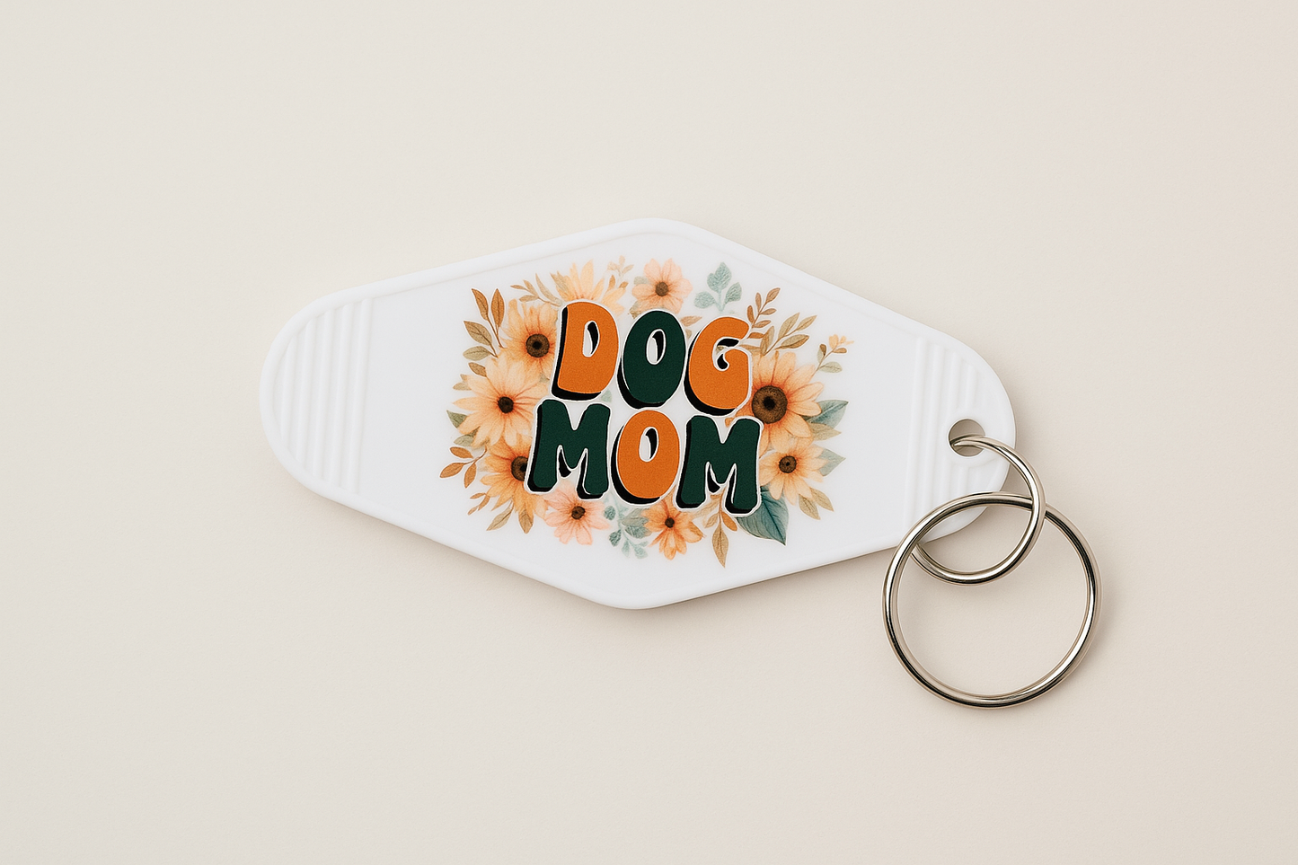 Witte motel sleutelhanger met bloemenprint en tekst Dog Mom - boho stijl cadeau hondenliefhebbers