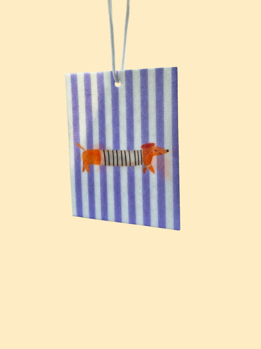 car freshener lichtblauw gestreept met een teckel in Parijse stijl