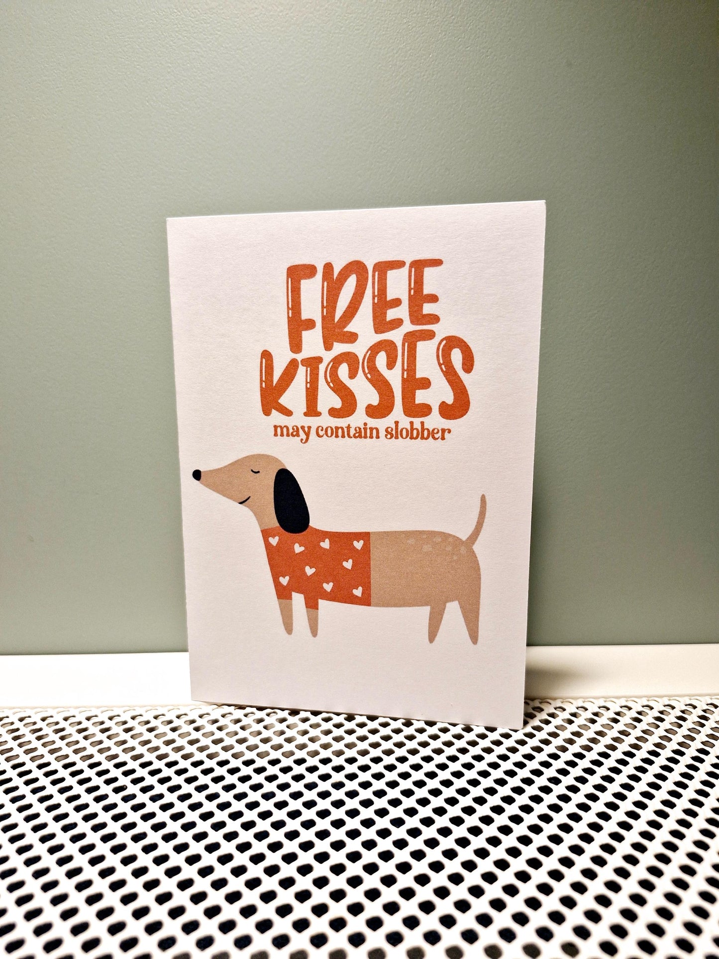Grappige Valentijnskaart  'Free Kisses (May Contain Slobber)'  Voor Hondenliefhebbers en Teckelfans