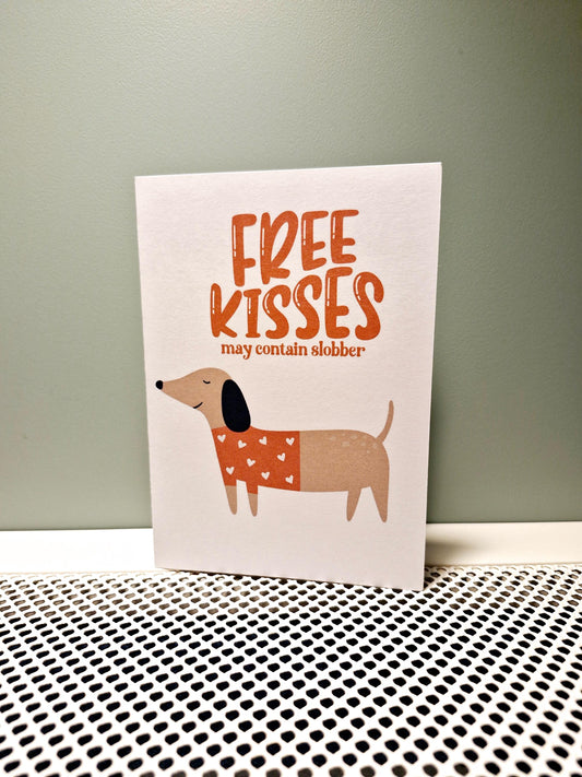 Grappige Valentijnskaart  'Free Kisses (May Contain Slobber)'  Voor Hondenliefhebbers en Teckelfans