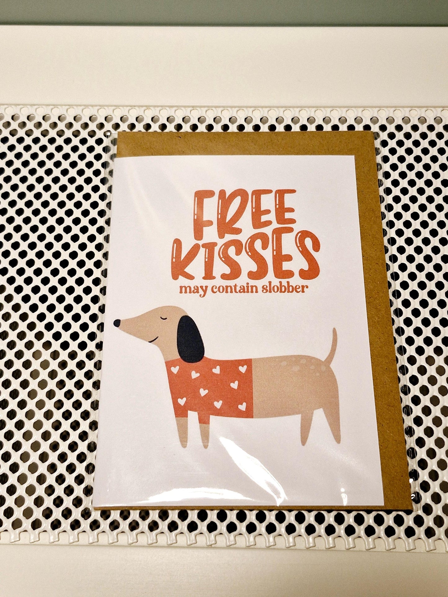 Grappige Valentijnskaart  'Free Kisses (May Contain Slobber)'  Voor Hondenliefhebbers en Teckelfans