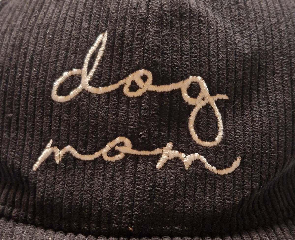 Close-up van het geborduurde dog mom handschrift op zwart ribfluweel, voor hondenliefhebbers