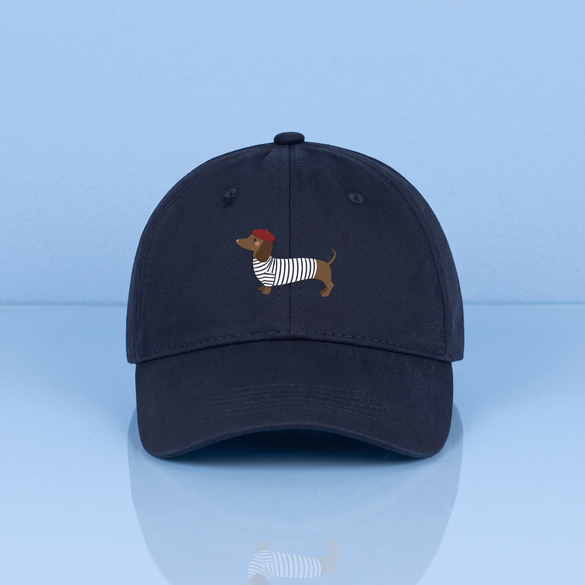 Donkerblauwe pet met geprinte teckel in streepjestrui en rode baret, cadeau voor dog moms