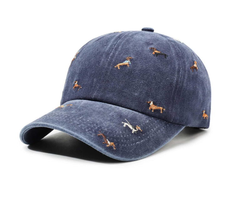blauwe pet met kleine geborduurde teckeltjes