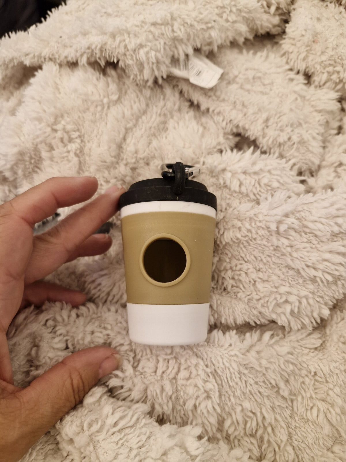 Achterkant poepzakhouder koffiebeker met ronde opening voor poepzakjes en karabijnhaak
