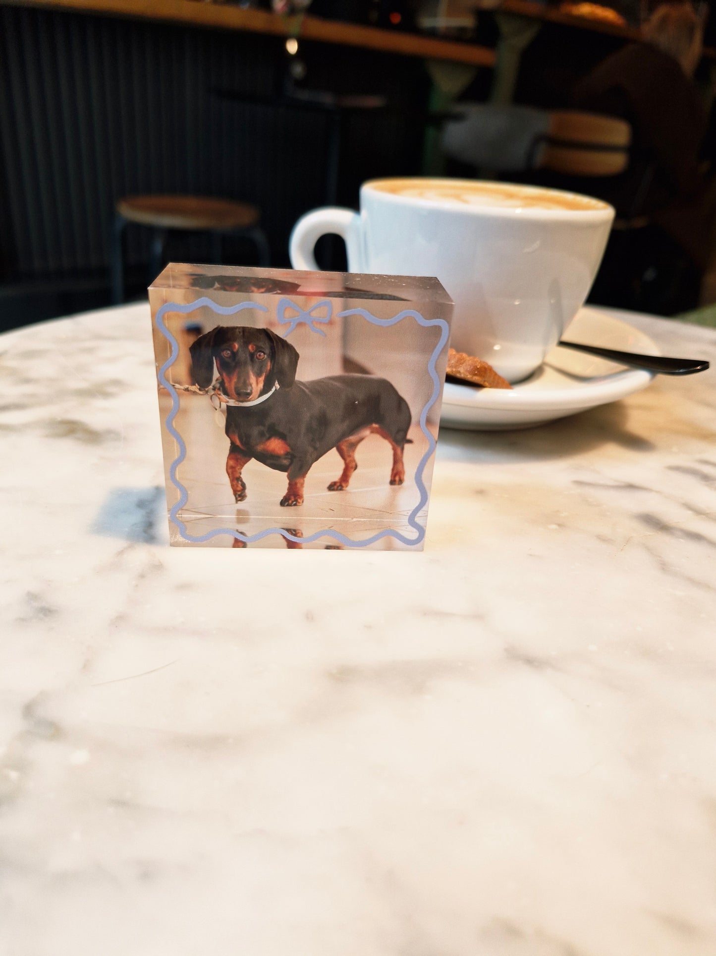 Gepersonaliseerd acryl fotoblok met 3D effect – hond op blokje formaat 6x6x2,6cm