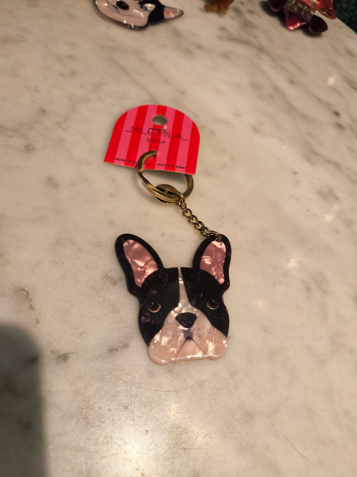 Acryl sleutelhanger Franse bulldog met parelmoer effect