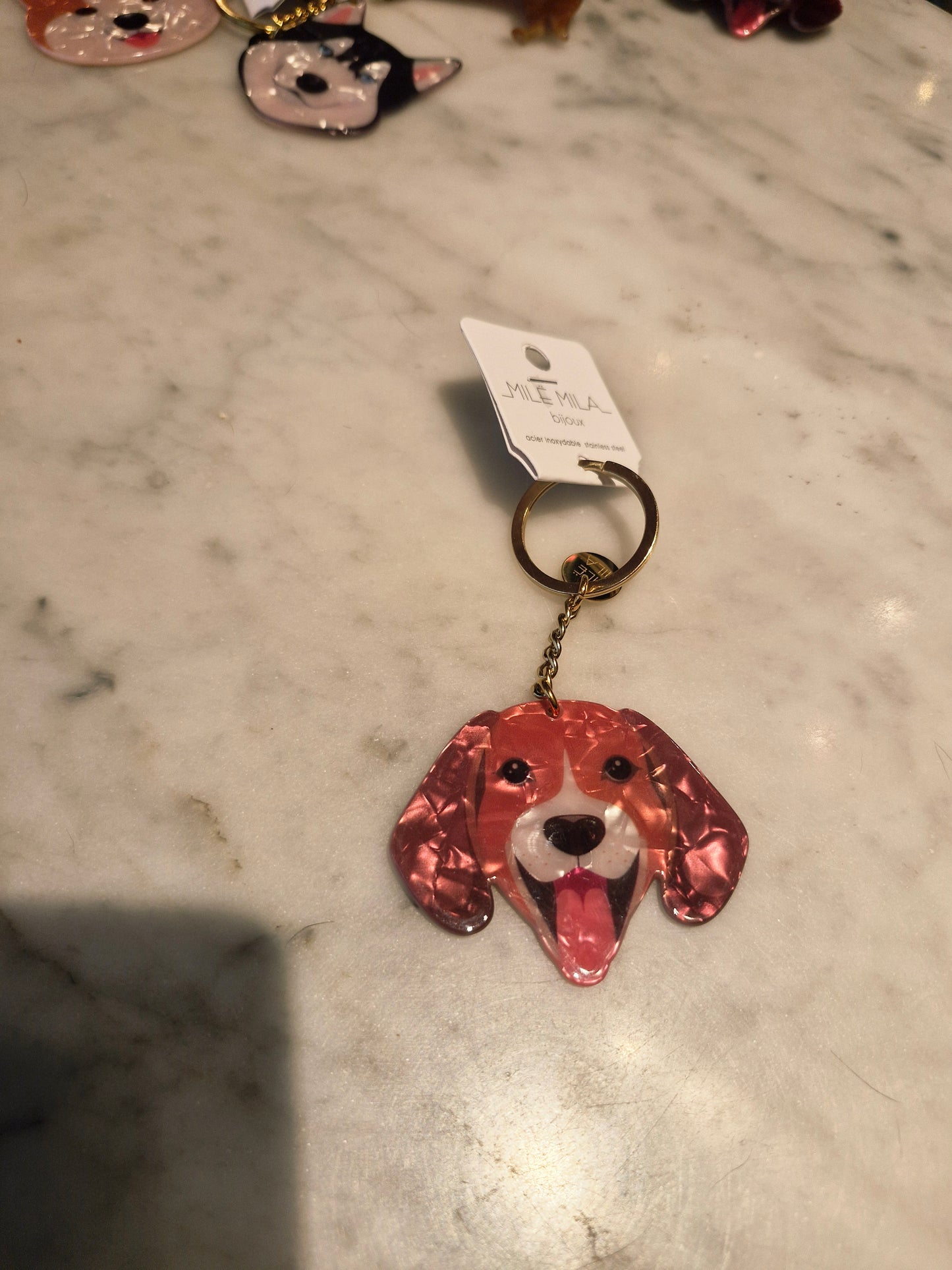 Acryl sleutelhanger beagle met metallic koper effect