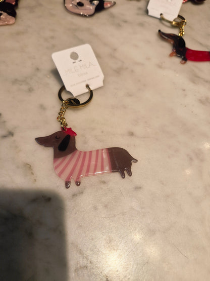 Acryl sleutelhanger teckel Parisienne roze met gestreepte trui en rode baret