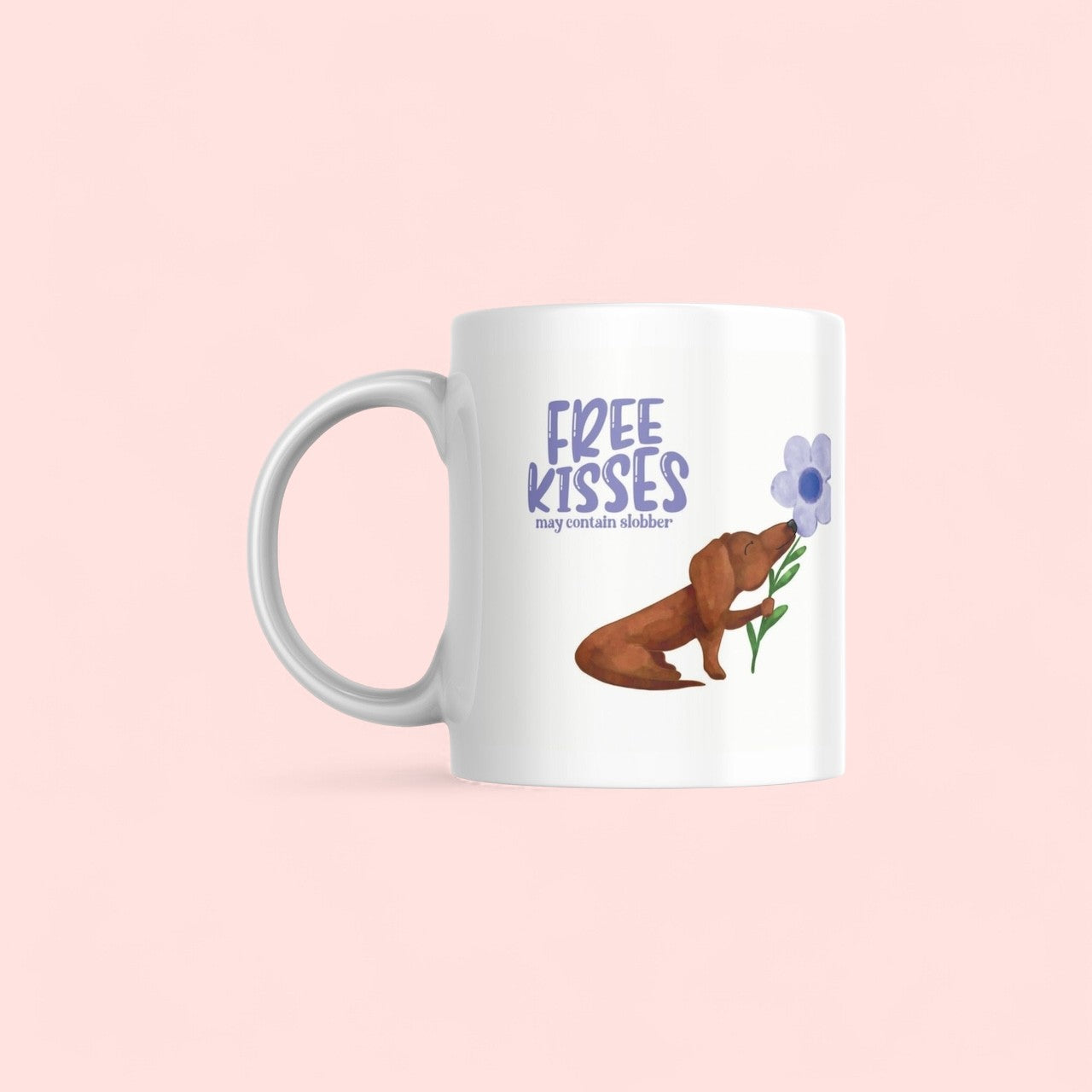 Mok met lila tekst “free kisses may contain slobber” met een bruine teckel op die een lila bloem vast heeft