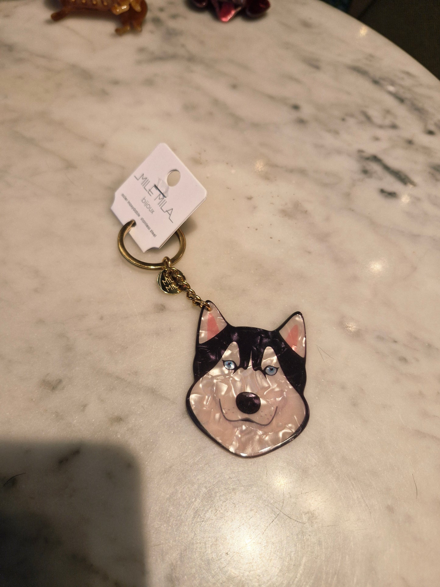 Acryl sleutelhanger husky met parelmoer effect