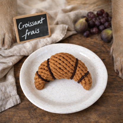 Croissant hondenspeeltje van touw op een ontbijtbord, cadeau voor hondenliefhebbers