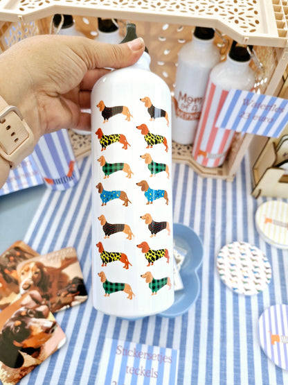 waterfles met verschillende teckels op
