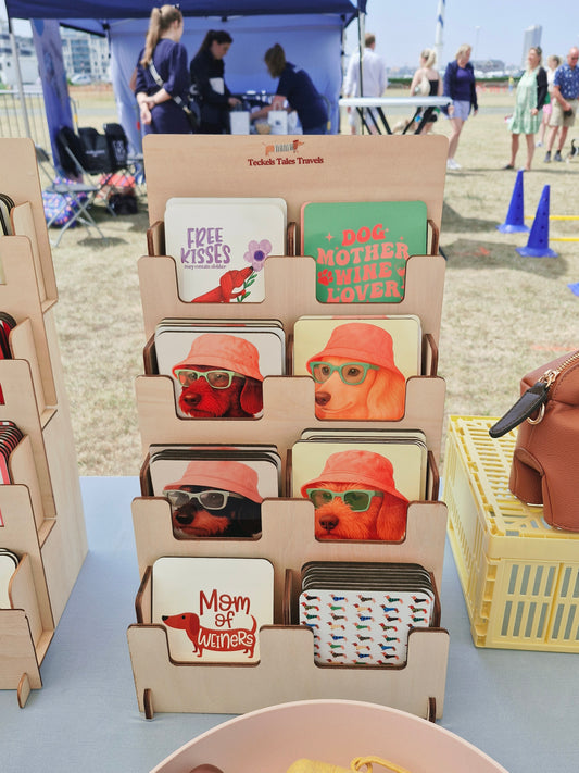 Ruwhaar Chocolate Bruine Teckel Onderzetters Set - Roze Bucket Hat - Grappig Cadeau Teckelliefhebber