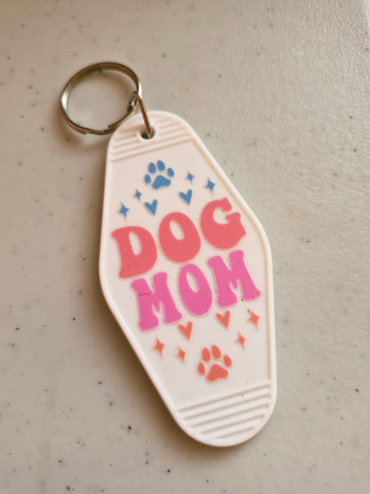 Motel sleutelhanger Dog Mom met twee hondenpootjes oranje-roze-blauw