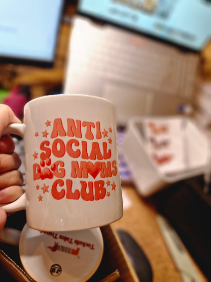 mok anti social dog moms club in het atelier getrokken