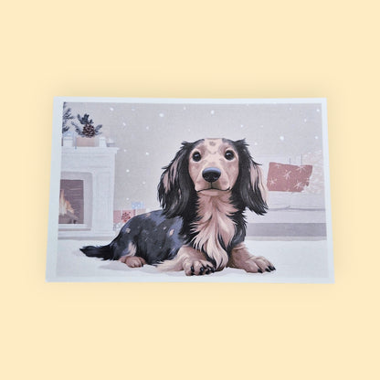 kerstkaart met een langharige black & tan merle teckel in een woonkamer in kerstsfeer