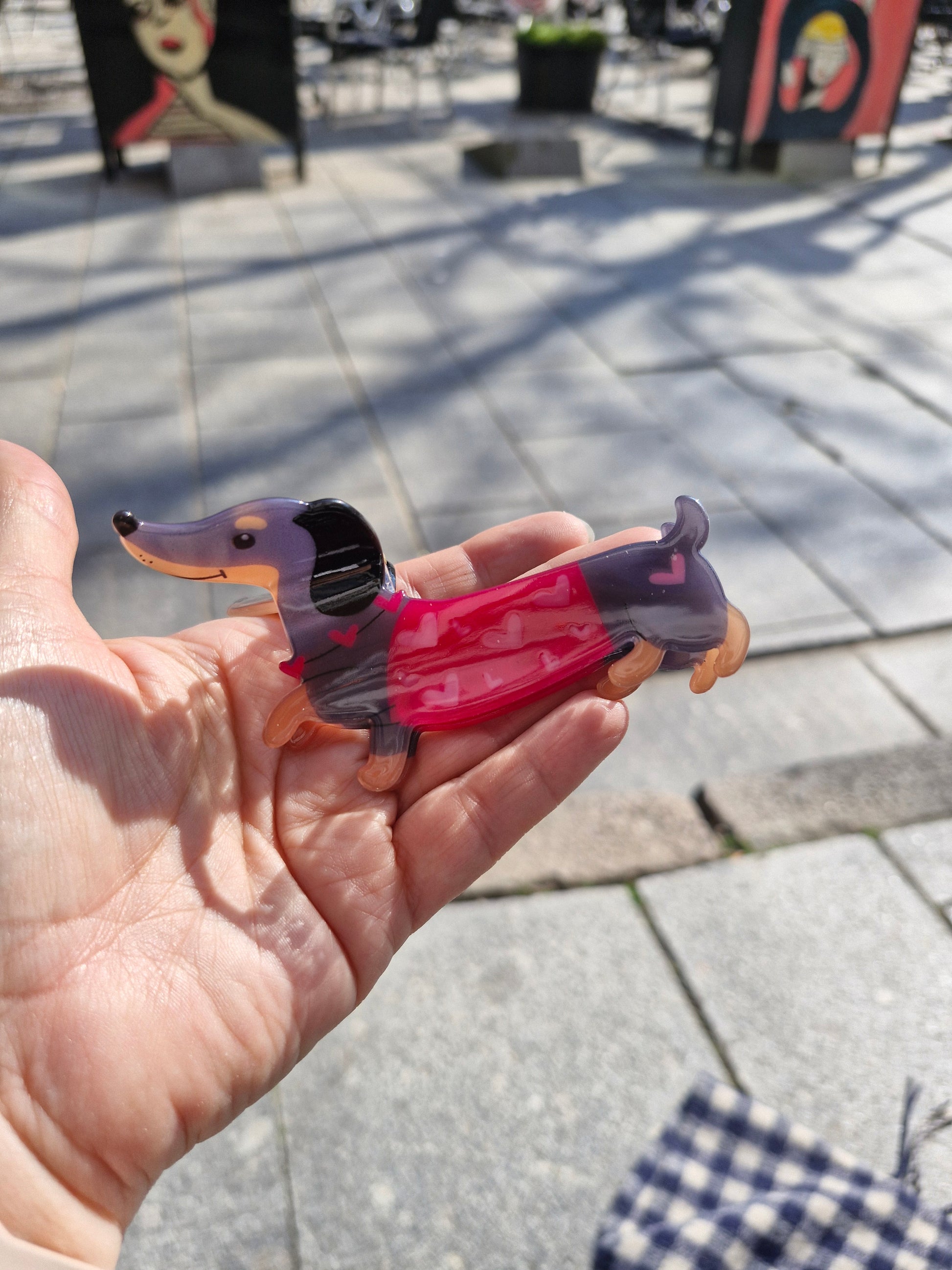 Haarclip Teckel – Rood Truitje met Roze Hartjes