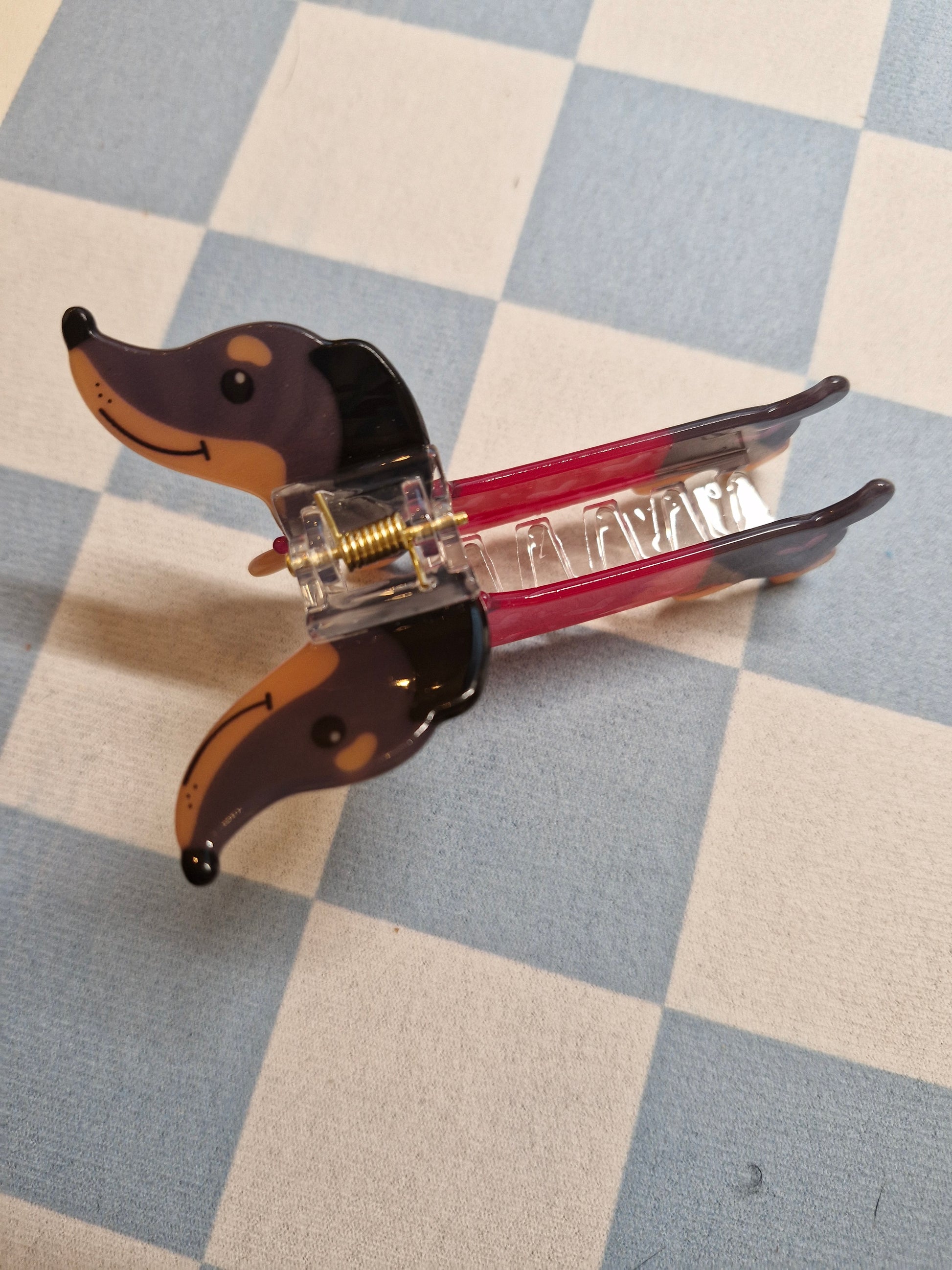 Haarclip Teckel – Rood Truitje met Roze Hartjes