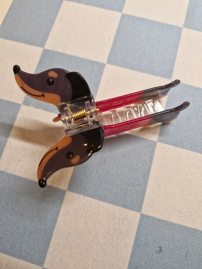 Haarclip Teckel – Rood Truitje met Roze Hartjes