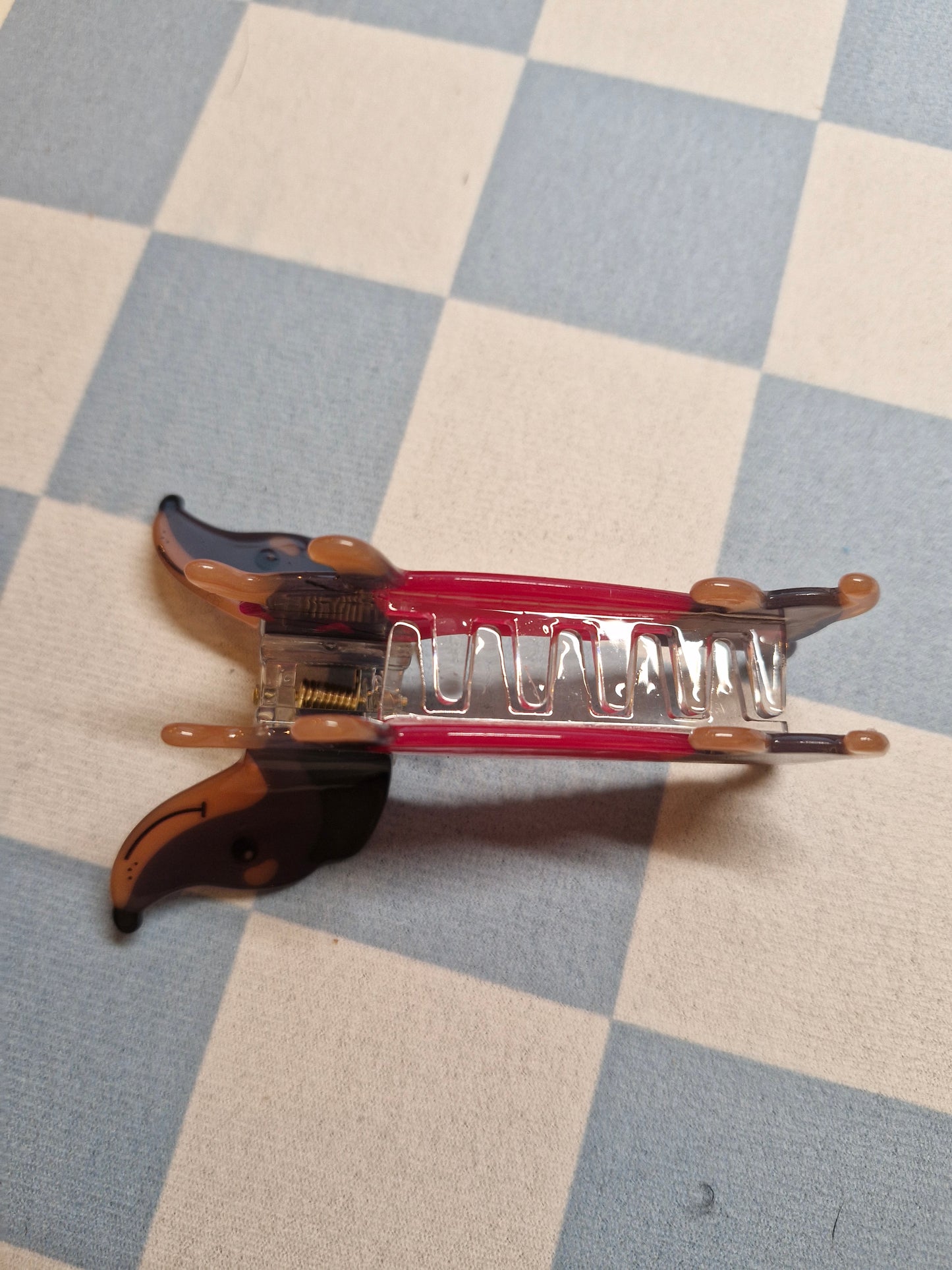 Haarclip Teckel – Rood Truitje met Roze Hartjes