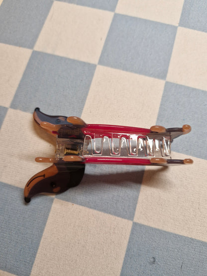 Haarclip Teckel – Rood Truitje met Roze Hartjes