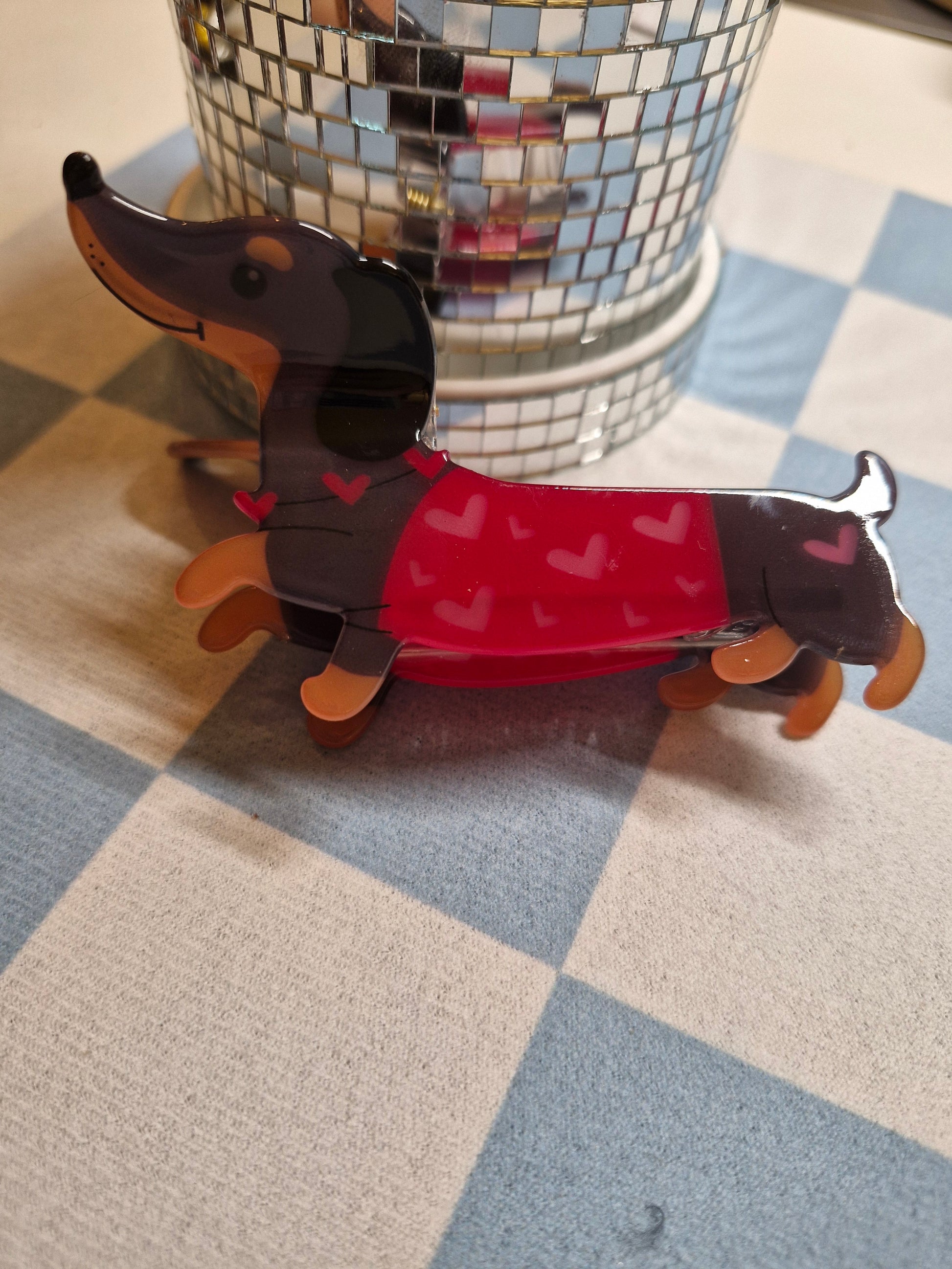 Haarclip Teckel – Rood Truitje met Roze Hartjes