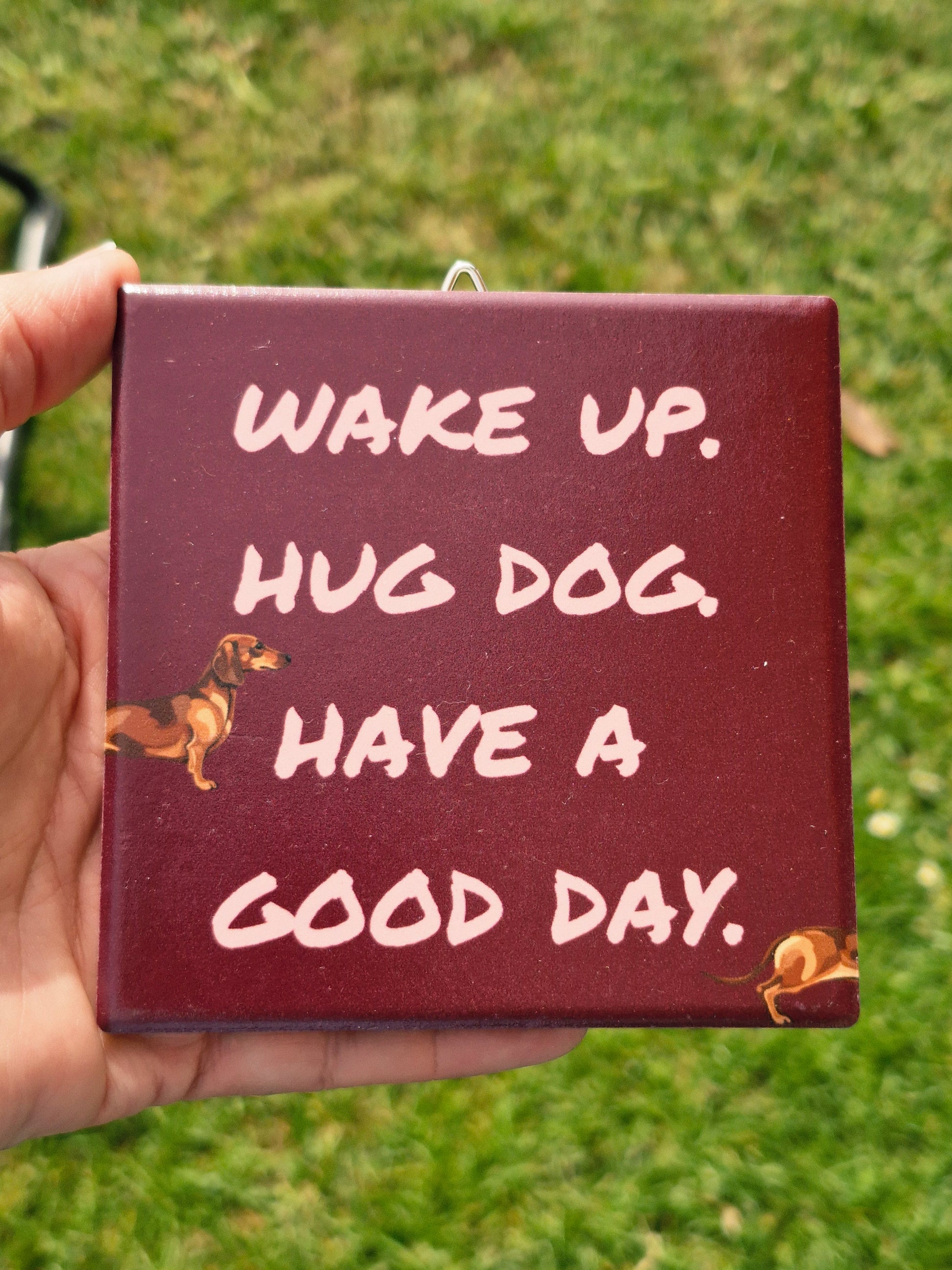 Keramisch tegeltje 10x10cm met quote Wake Up Hug Dog Have a Good Day – handgemaakt in België – cadeau hondenliefhebber