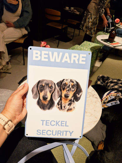 beware teckel security 2 teckeltjes gepersonaliseerd - metalen bordje 20x30cm