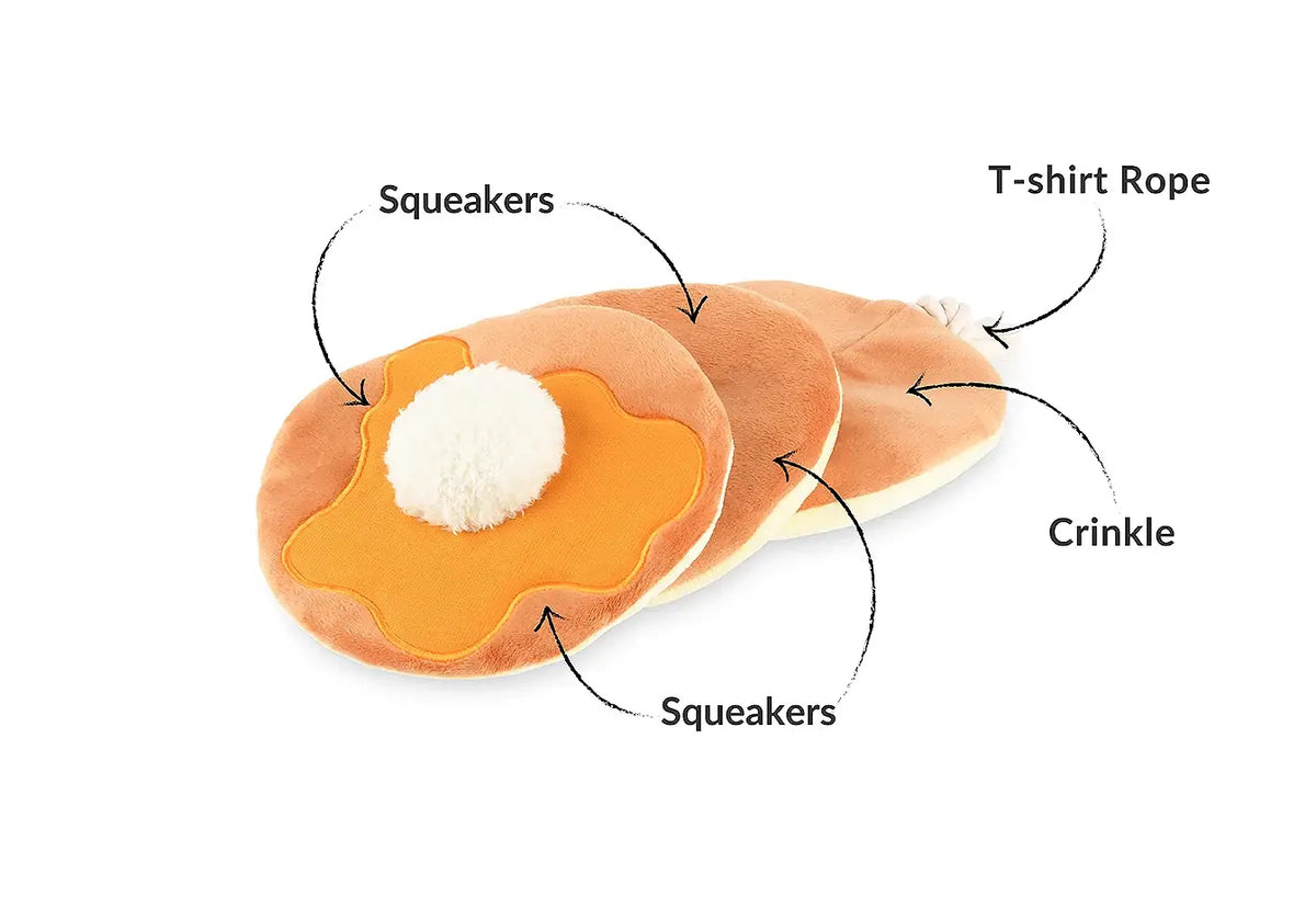 Pluche pannenkoeken hondenspeeltje met piepers, ritselpapier en touw uitgelegd