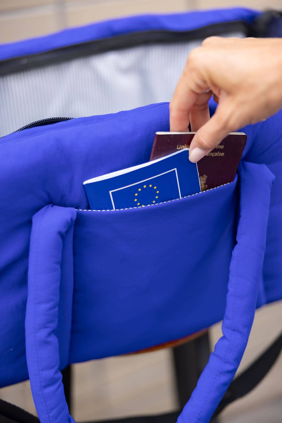 Zijvak van de blauwe hondenreistas met plaats voor paspoort en reisdocumenten