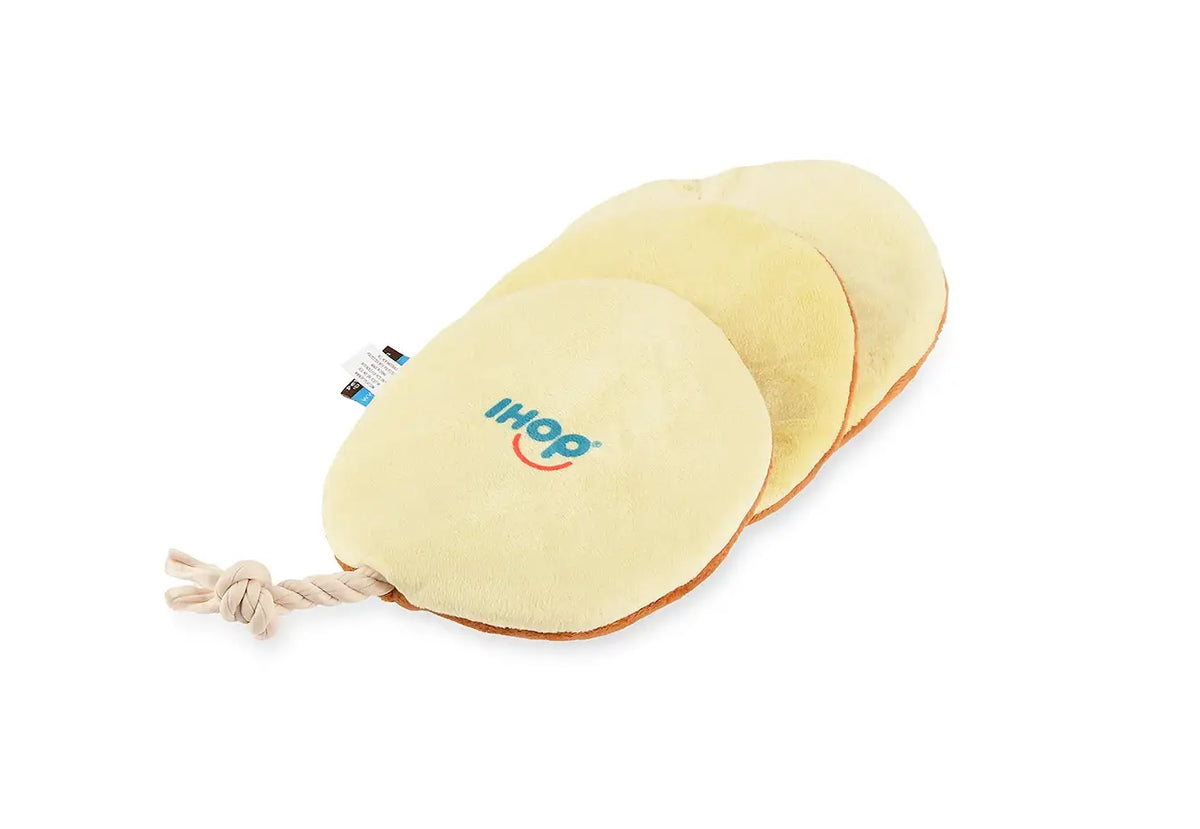 Achterkant van de pluche pannenkoekenstapel met IHOP-logo en touwlus
