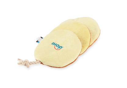Achterkant van de pluche pannenkoekenstapel met IHOP-logo en touwlus