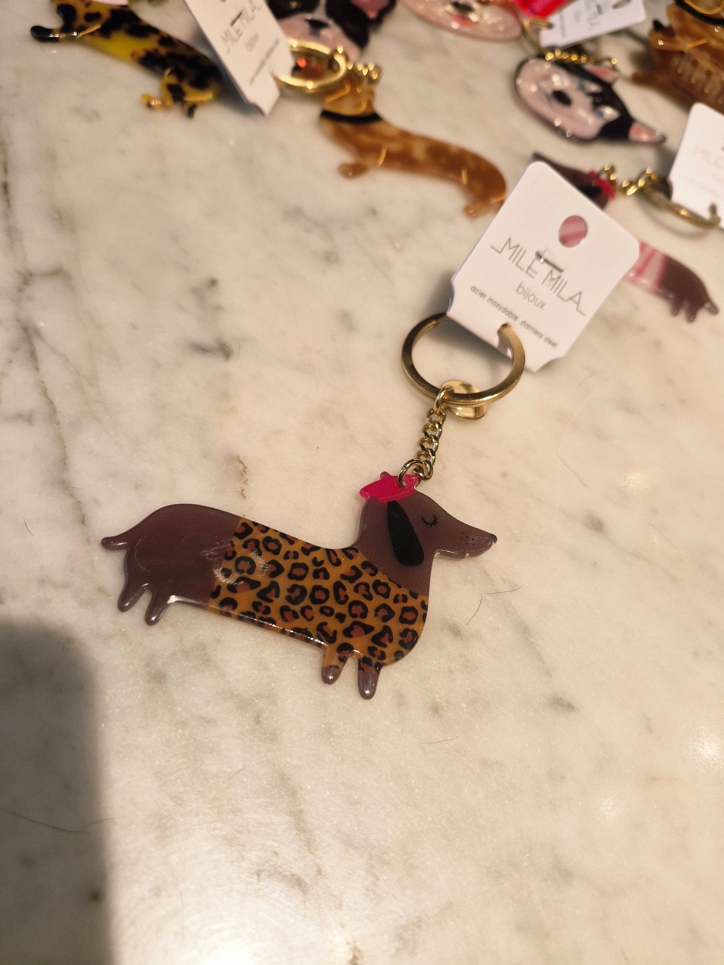 Acryl sleutelhanger teckel luipaardprint met roze baret