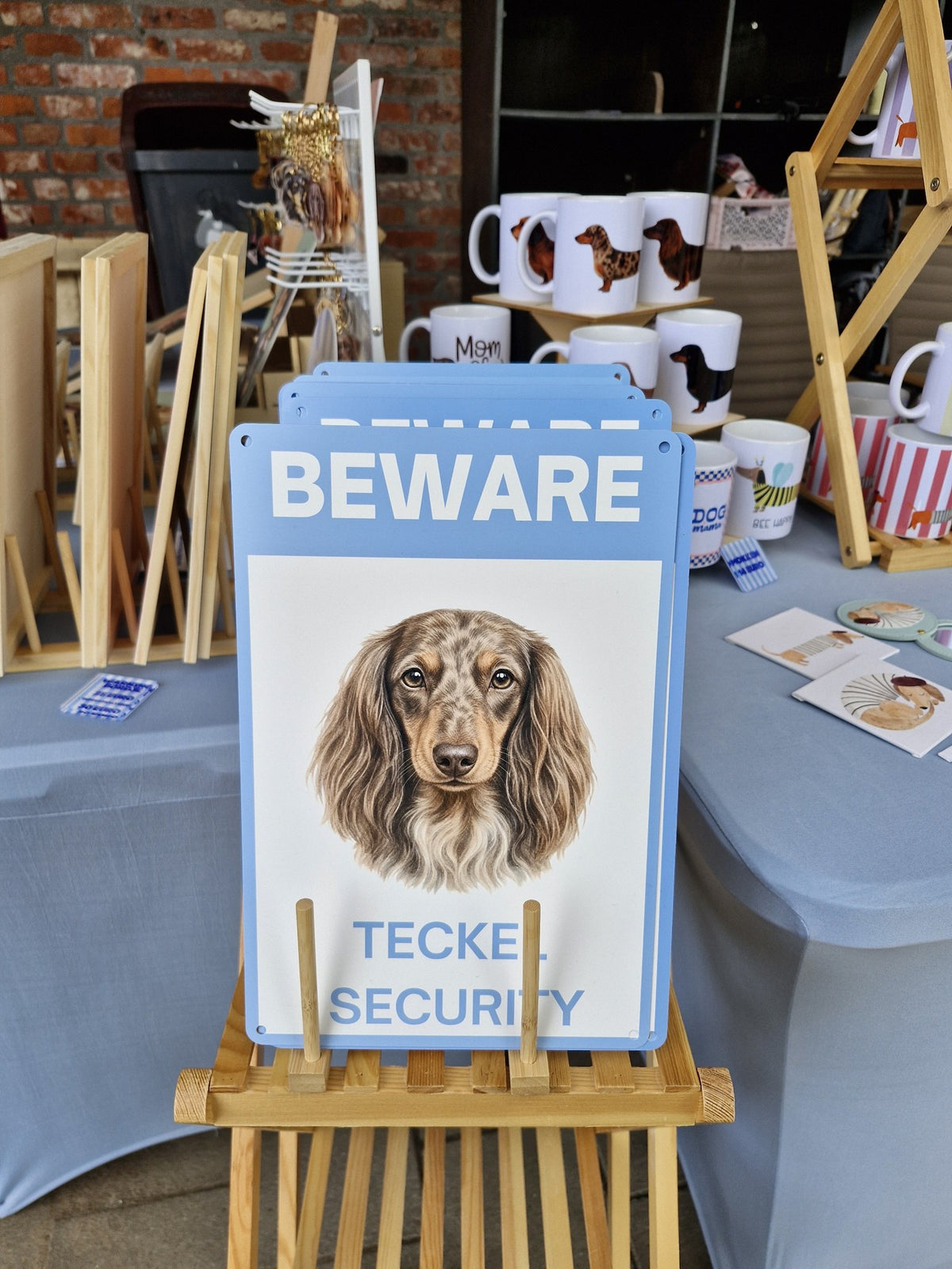 Waakbord choco dapple langhaar teckel - Beware Teckel Security bordje, echte foto van het aluminium bordje