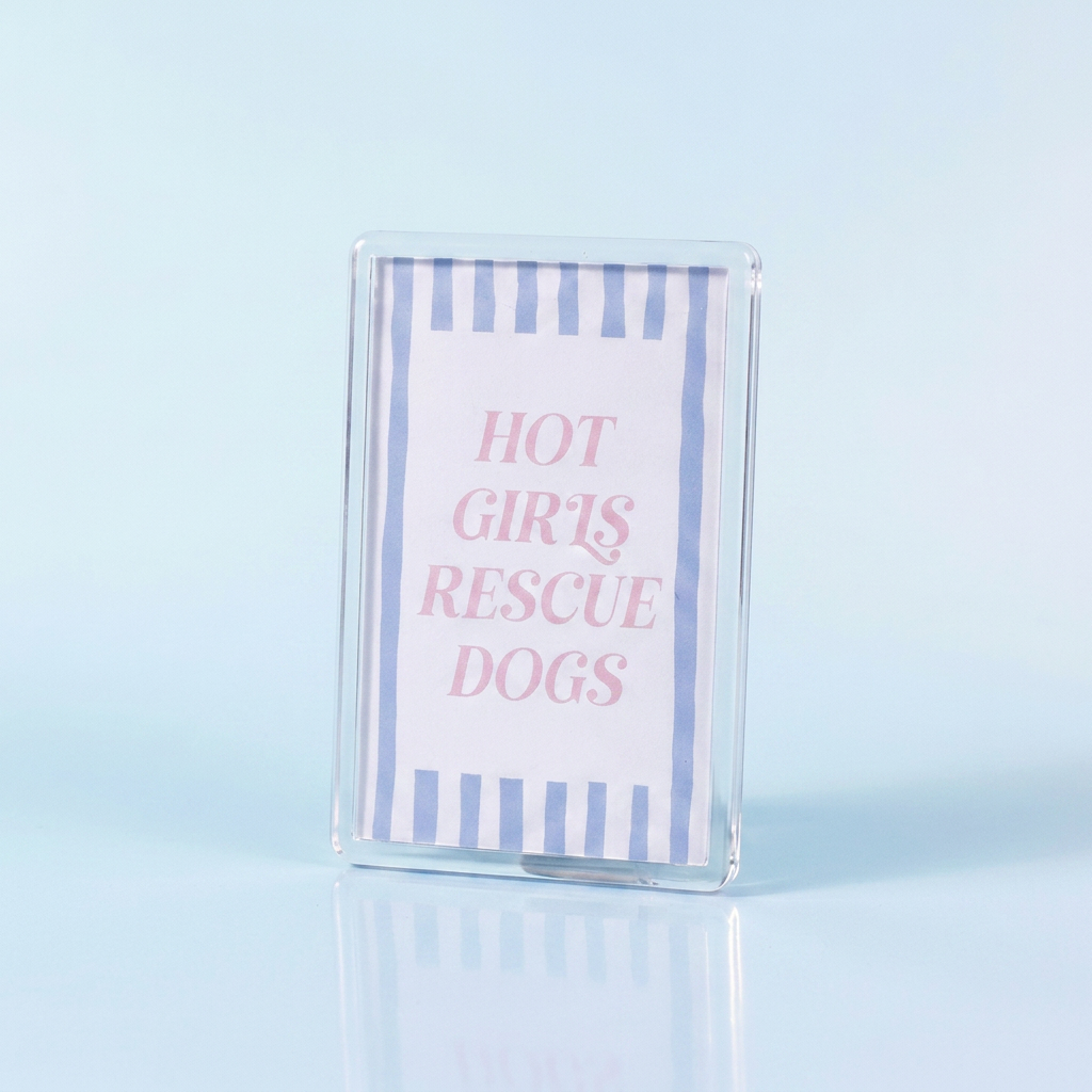 Acryl magneet "Hot girls rescue dogs" – 7,7x5cm | roze quote voor hondenliefhebsters