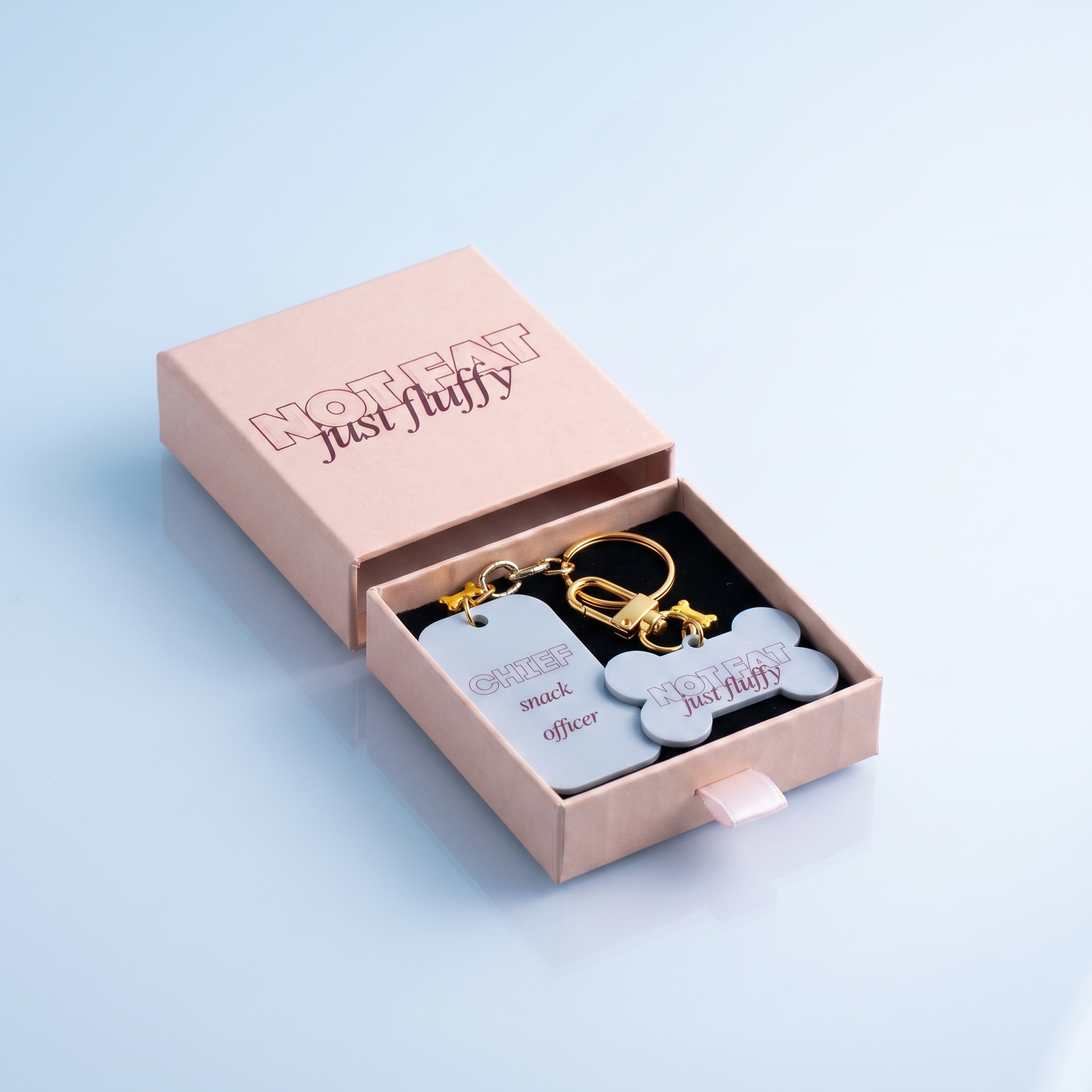 Cadeauset hond & baasje — Bone tag + Sleutelhanger in geschenkdoosje - Not Fat Just Fluffy