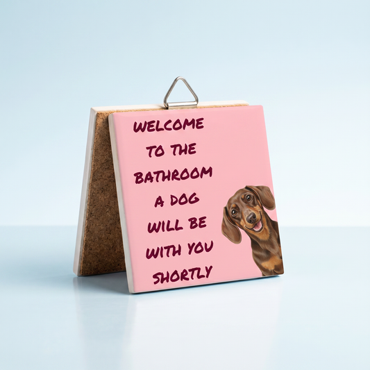 Keramisch Tegeltje 10x10cm – Welcome to the bathroom a dog will be with you shortly | Wanddecoratie