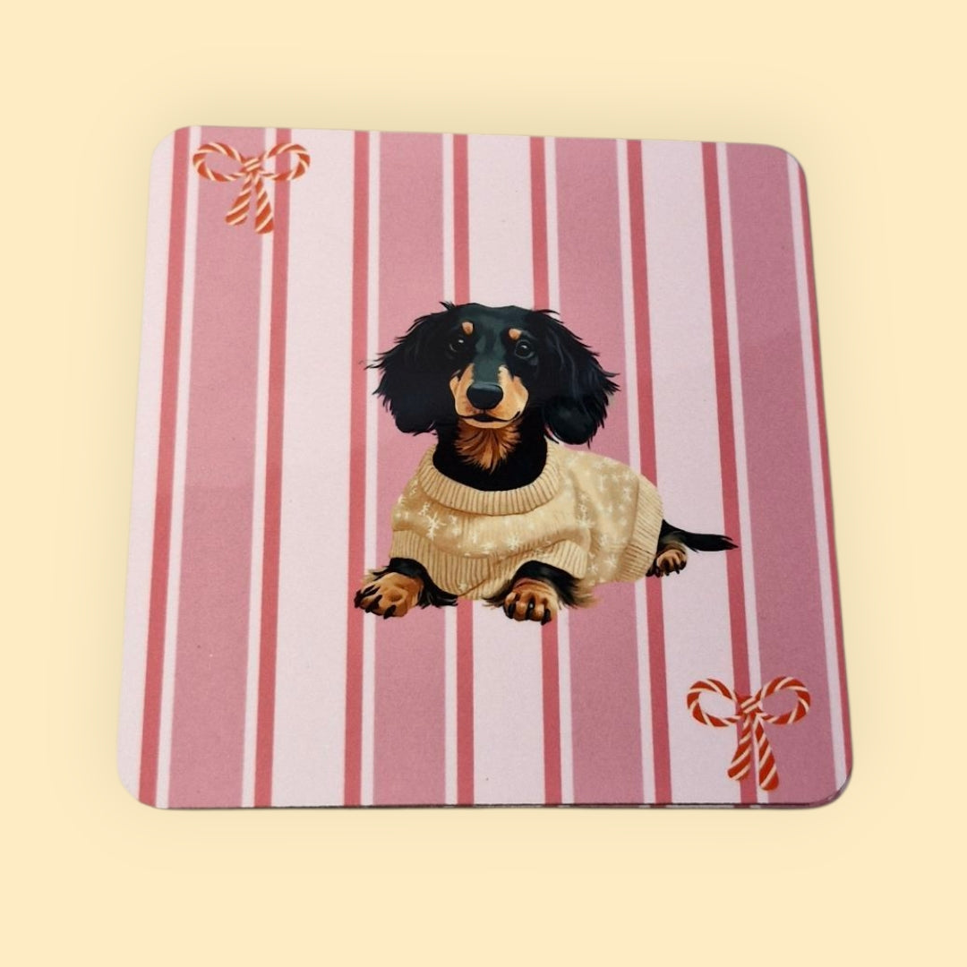 Kerst Onderzetter Roze Gestreept met Strikjes - Black & Tan Teckel met Beige Kersttruitje