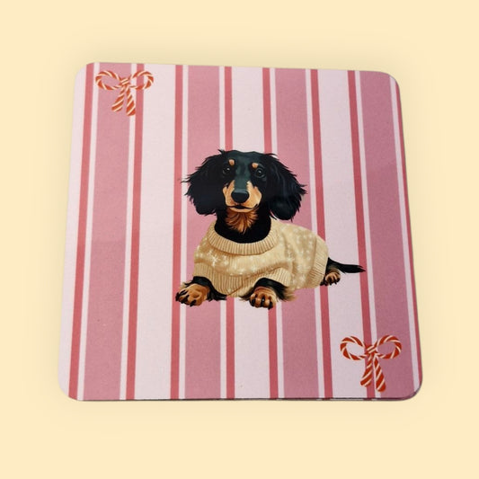 Kerst Onderzetter Roze Gestreept met Strikjes - Black & Tan Teckel met Beige Kersttruitje