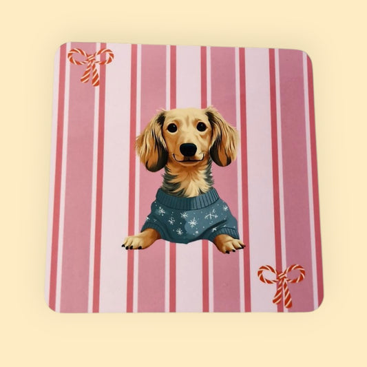 Kerst Onderzetter Roze Gestreept met Strikjes - langharige blonde teckel met blauw kersttruitje